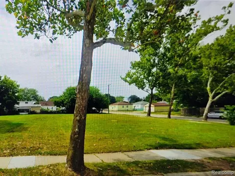 24675 Valley Ave, Eastpointe, MI 48021