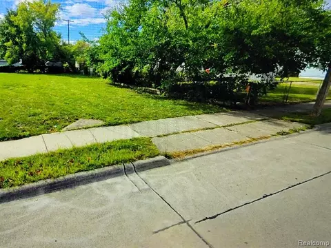 24665 Valley Ave, Eastpointe, MI 48021