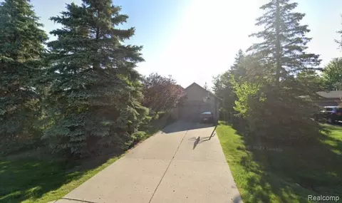 3811 Bald Mountain Rd, Lake Orion, MI 48360