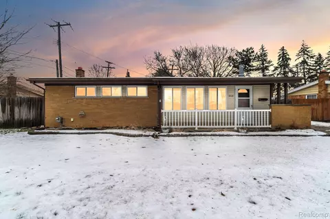 9828 Hartel St, Livonia, MI 48150
