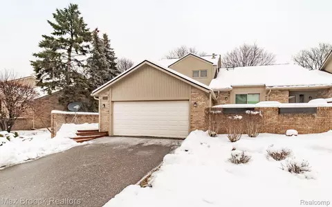 4045 Foxpointe Dr, West Bloomfield, MI 48323