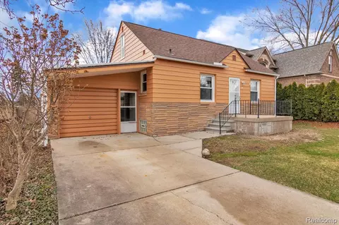 41 Regents Dr, Troy, MI 48084