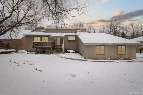 36056 Farmbrook Dr, Clinton Township, MI 48035
