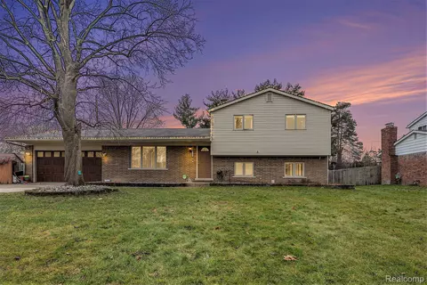 47645 Bluebird Dr, Shelby Township, MI 48317