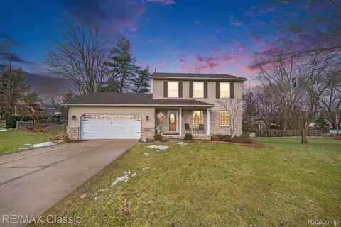 10106 Curtis Dr, Pinckney, MI 48169
