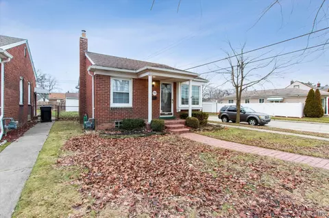 1704 Sycamore St, Wyandotte, MI 48192