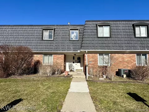 1810 Colonial Village Way #4, Waterford, MI 48328