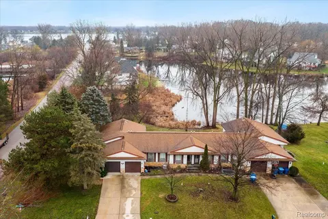 2361 Golden Shore Dr, Fenton, MI 48430
