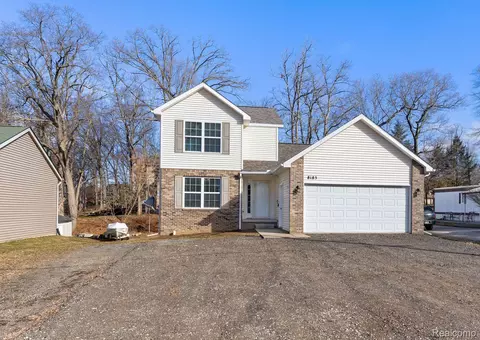 8185 Donna Lou Dr, Brighton, MI 48114