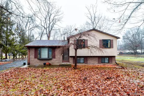 28355 Relda Dr, Brownstown, MI 48183