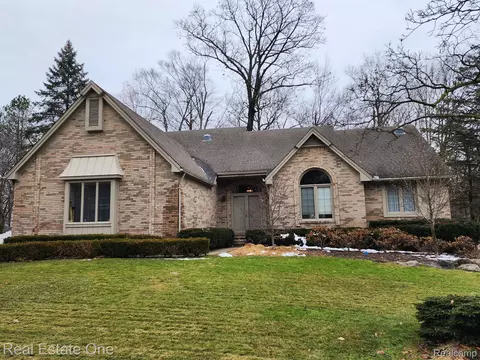 23300 Hillview Crt Ct, Farmington Hills, MI 48335