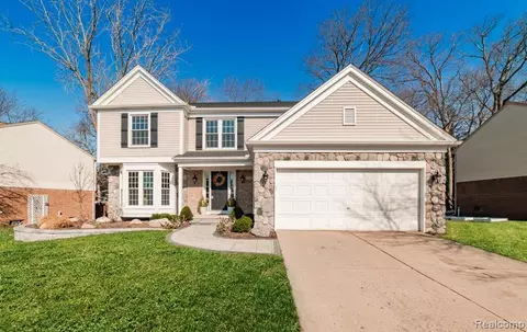 2748 Canoe Circle Dr, Lake Orion, MI 48360