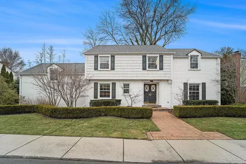 90 Colonial Rd, Village Of Grosse Pointe Shores, MI 48236