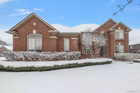 56696 Edgewood Dr, Shelby Township, MI 48316