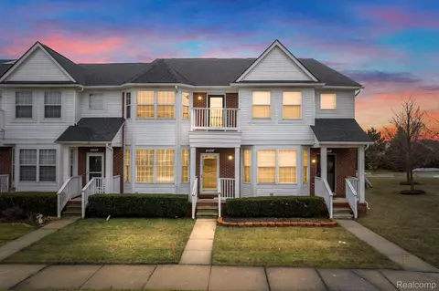29136 Philadelphia Dr, Chesterfield, MI 48051