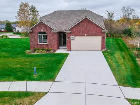 30005 Camden Cir, New Baltimore, MI 48051