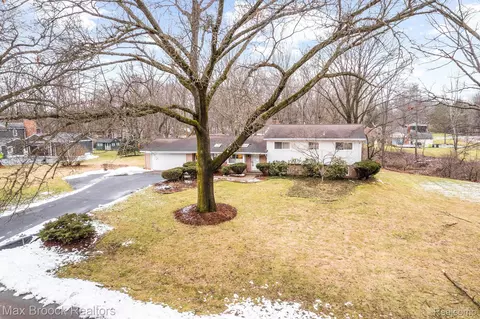 32555 Susanne Dr, Franklin, MI 48025