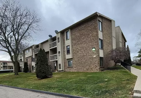 515 W 14 Mile Rd #30, Farmington Hills, MI 48334