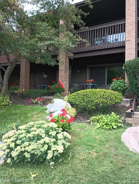 2032 Rhine Rd, West Bloomfield, MI 48323