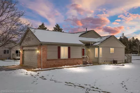 3045 Falcon Dr, Burton, MI 48519