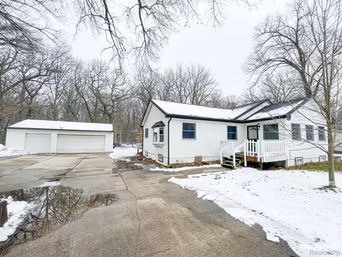 5928 Pickbourne St, Commerce, MI 48382