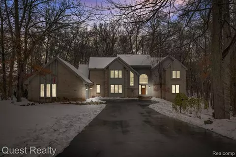 10064 Creekwood Trl, Davisburg, MI 48350