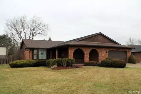 16460 S Gatehouse Dr, Woodhaven, MI 48183
