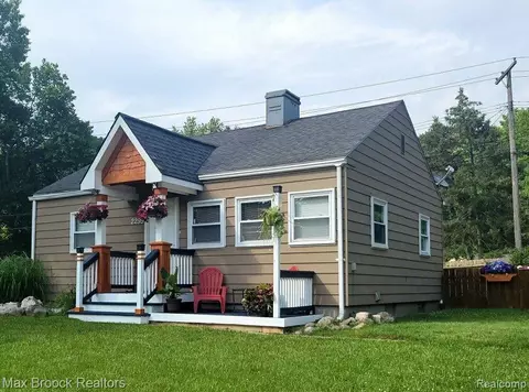 2299 Denby Dr, Waterford, MI 48329