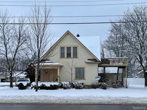 514 W Shiawassee Ave, Fenton, MI 48430