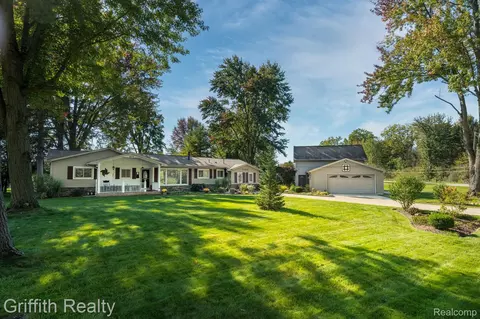 4678 Shangrila Dr, Lakeland, MI 48143