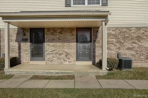 15709 N Franklin Dr, Clinton Township, MI 48038