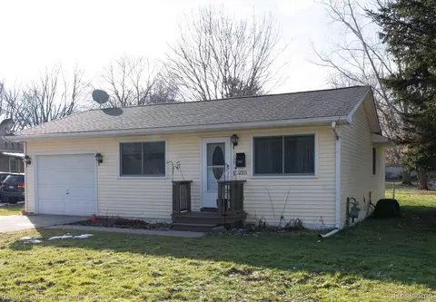 225 Melvin St, Croswell, MI 48422