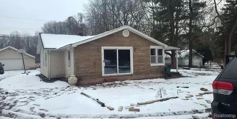 2435 Mann Rd, Waterford, MI 48329