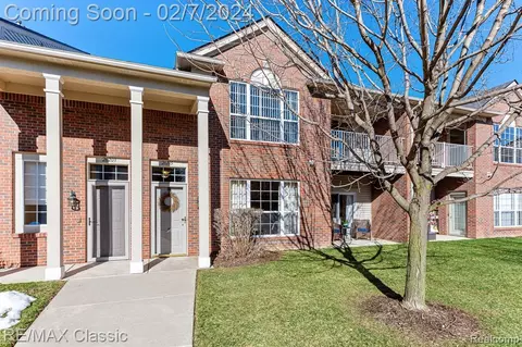 26105 Chesapeake Cir, Walled Lake, MI 48390