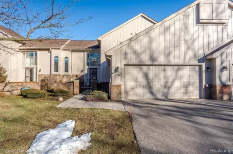 37780 N Laurel Park Dr, Livonia, MI 48152