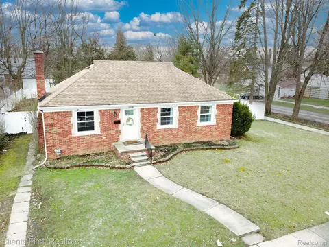 9663 Cavell St, Livonia, MI 48150