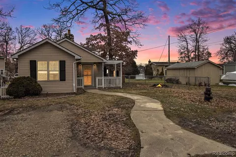 9034 Patrick Dr, Davisburg, MI 48350