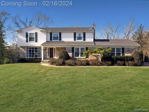 5126 Glengate Rd, Rochester, MI 48306