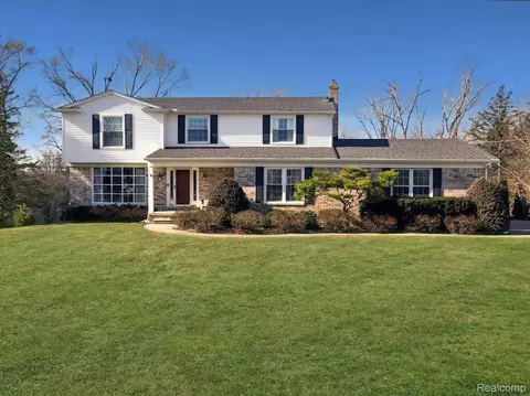 5126 Glengate Rd, Oakland, MI 48306
