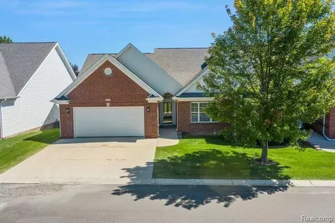 266 Devonshire Dr, Lapeer, MI 48446