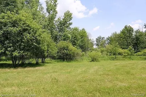 76 Westwood Dr, Grand Blanc, MI 48439