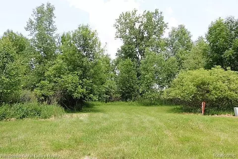 75 Westwood Dr, Grand Blanc, MI 48439