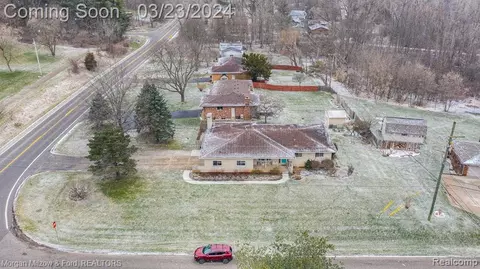 6894 Bluegrass Dr, Clarkston, MI 48346