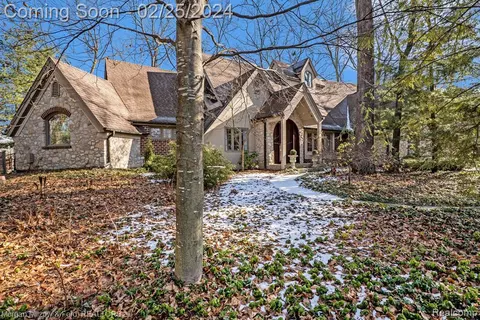 223 Kirksway Ln, Lake Orion, MI 48362