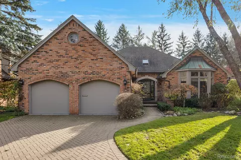 5584 Pine Brooke Crt Ct, Bloomfield Hills, MI 48304