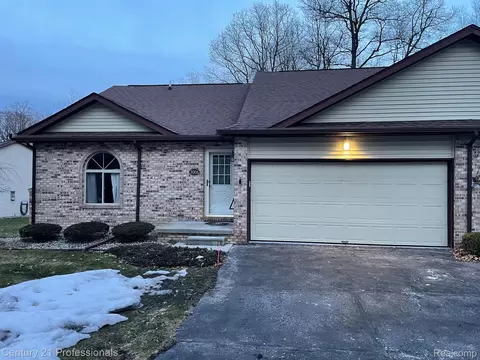 7006 S Bluewater Dr, Springfield, MI 48348