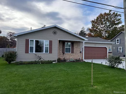 5507 Lakeshore Rd, Fort Gratiot, MI 48059