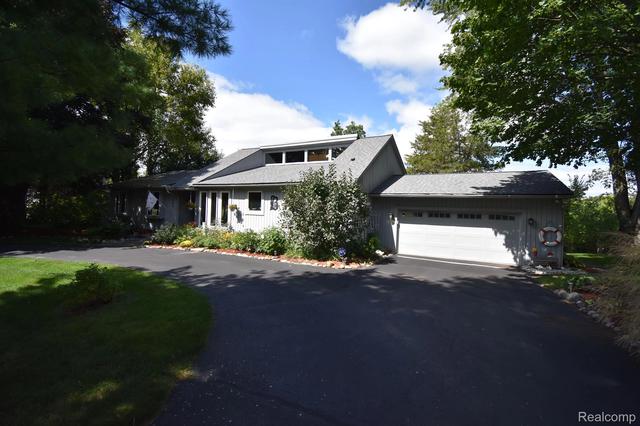 9200 Lake Crest Dr, Whitmore Lake, MI 48189