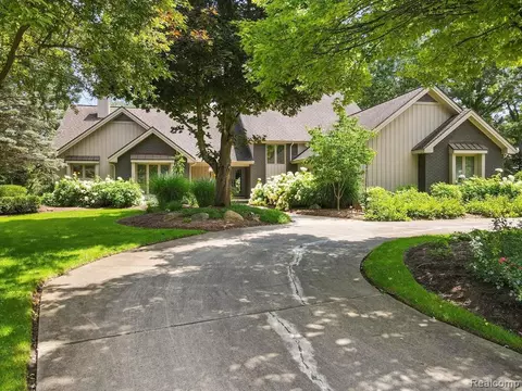 1071 Woodbridge Ln, Rochester, MI 48306