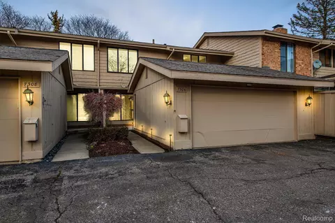 7306 Creek View Cir, West Bloomfield, MI 48322